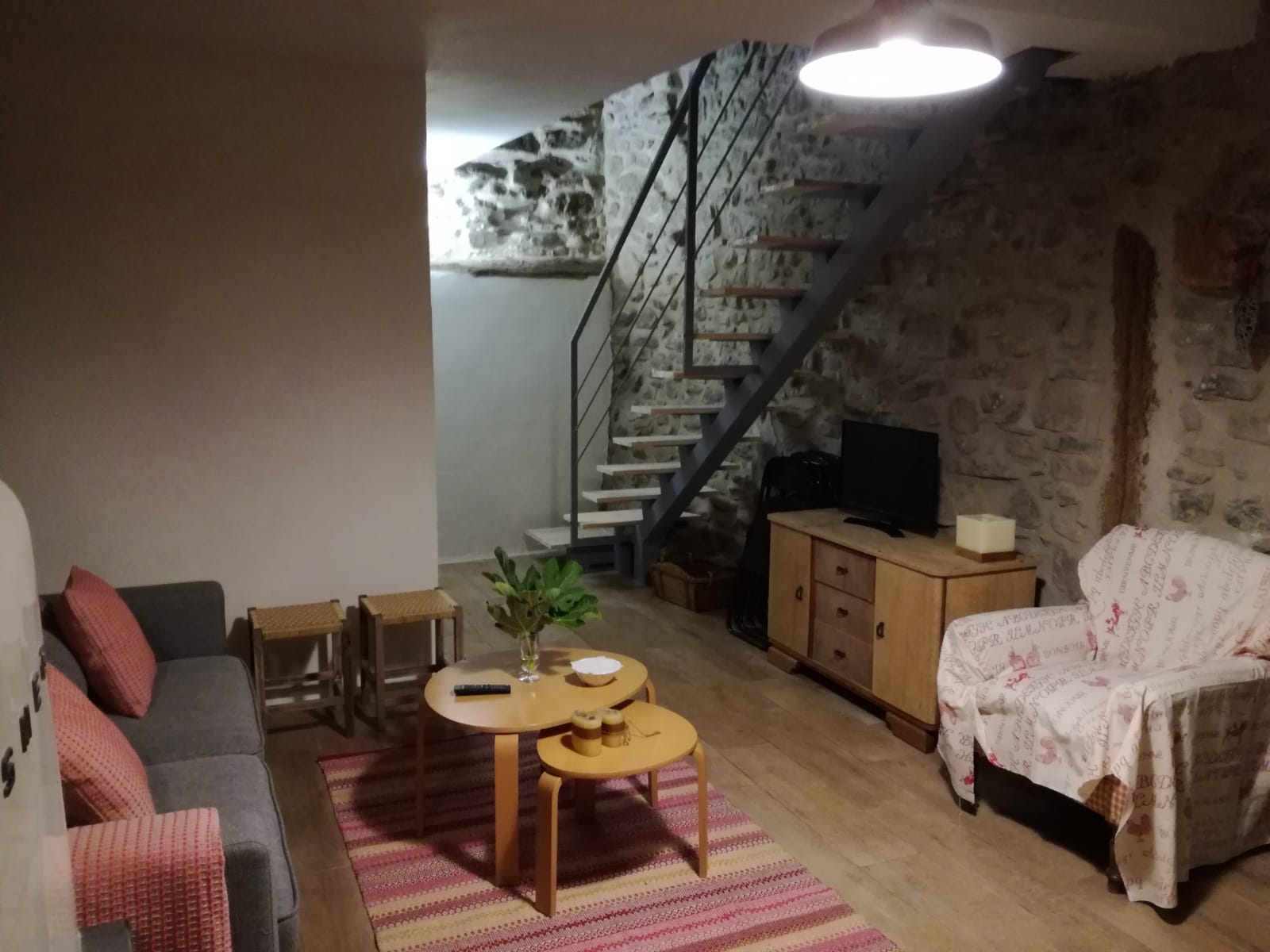 Escalera con barandilla preparada para colocar pisas de madera.