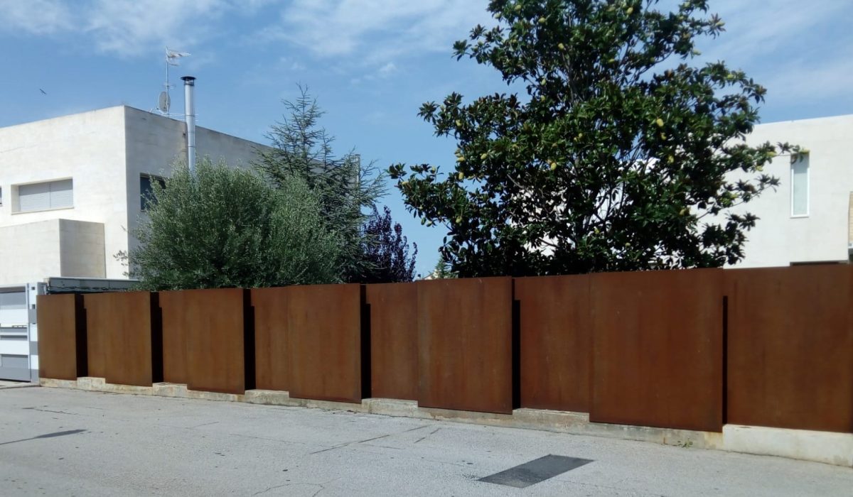 CIERRE VIVIENDA EN FONTELLAS CON CHAPA DE ACERO CORTEN