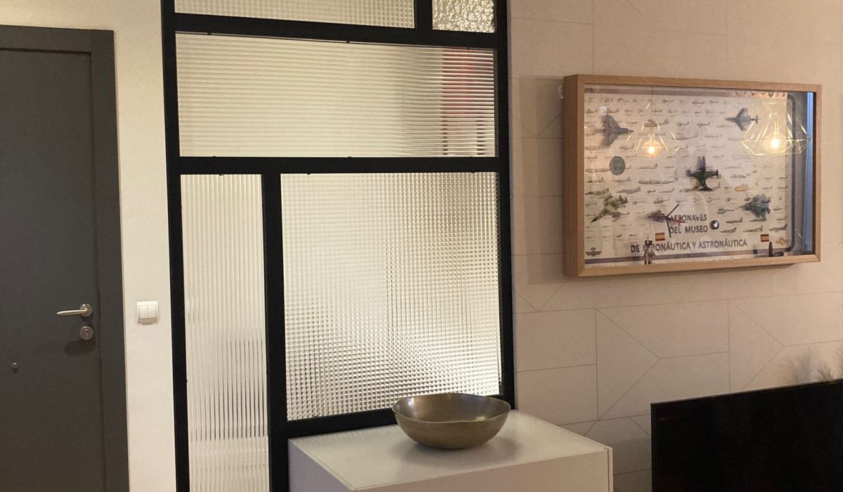 SEPARACION EN ENTRADA A VIVIENDA CON CRISTALES Y ESPEJO