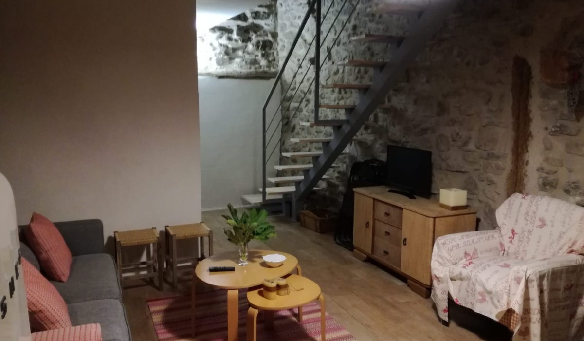 Escalera con barandilla preparada para colocar pisas de madera.